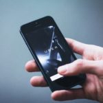 Un teléfono inteligente con la aplicación Uber abierta