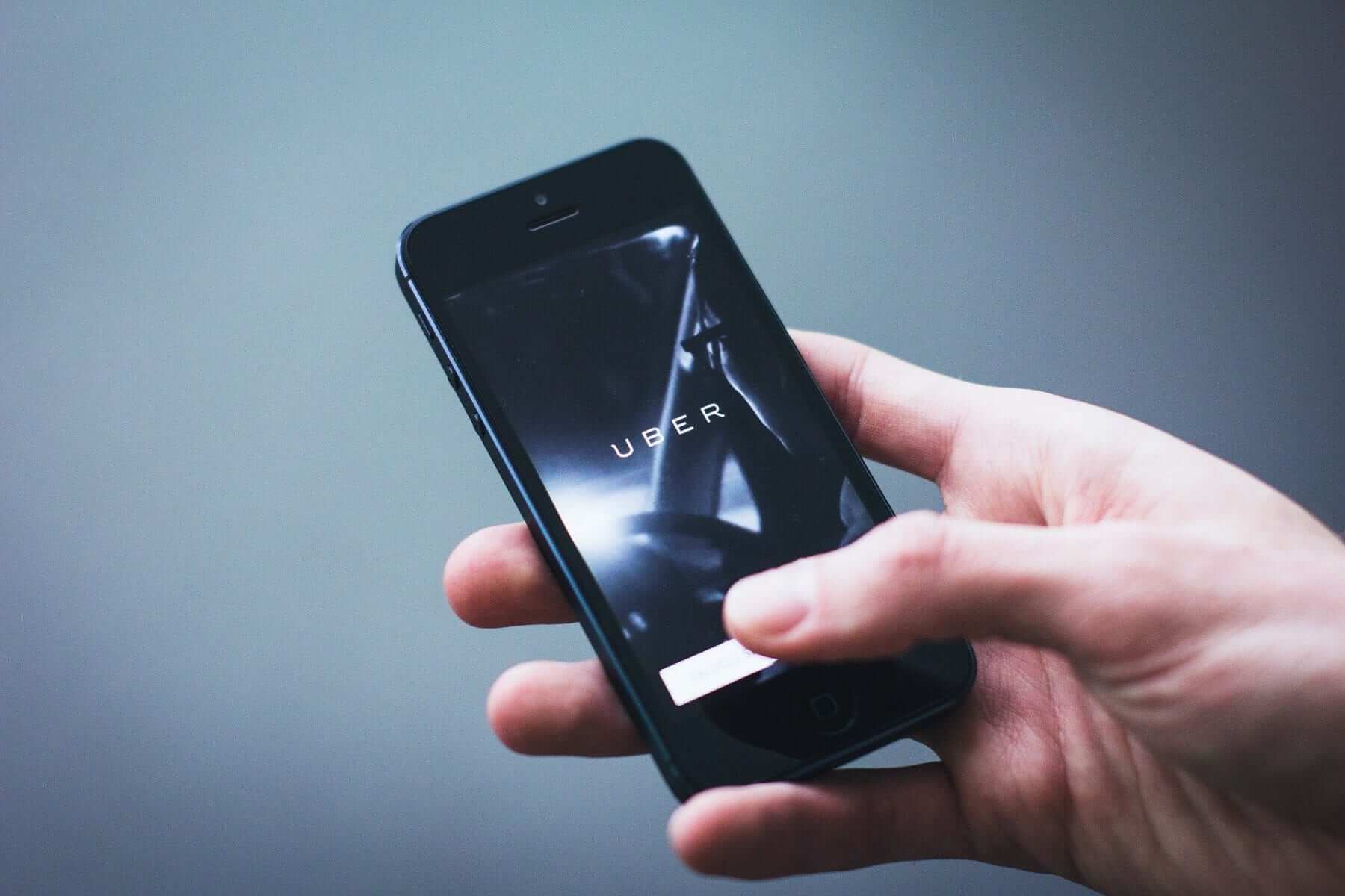 Un teléfono inteligente con la aplicación Uber abierta