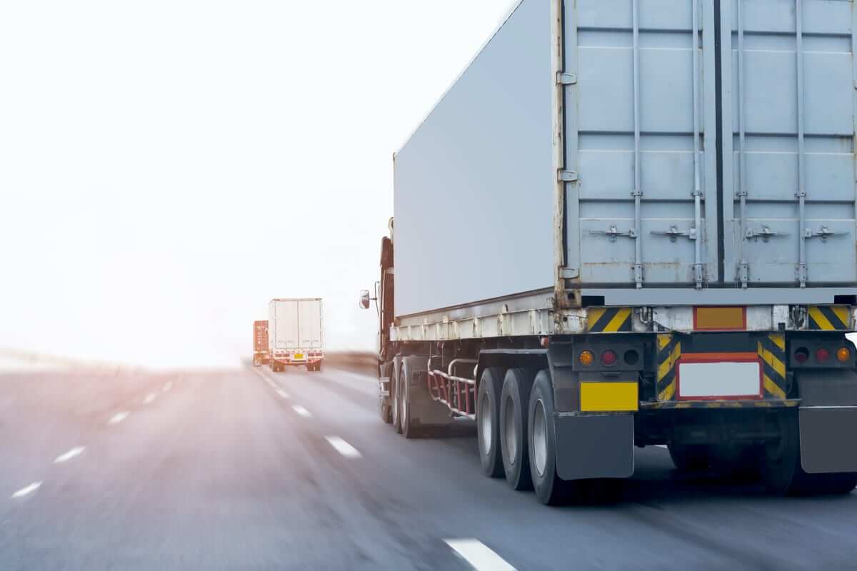 The Best Safe Driving Practices for Avoiding Trucks on Nevada Highways