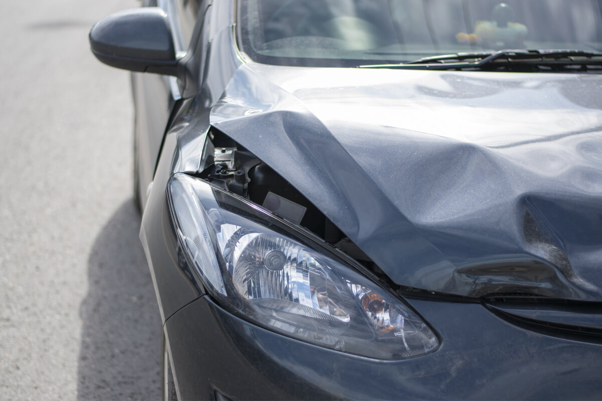 Demostrar que sus lesiones retrasadas fueron causadas por un accidente automovilístico