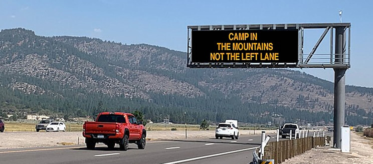 El Departamento de Transporte de Nevada tiene un concurso anual de mensajes de seguridad divertidos y llamativos para mostrar en sus letreros digitales.