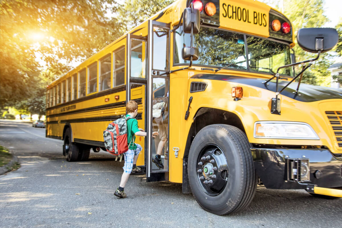 Consejos para padres e hijos sobre peatones y paradas de autobús para el regreso a clases