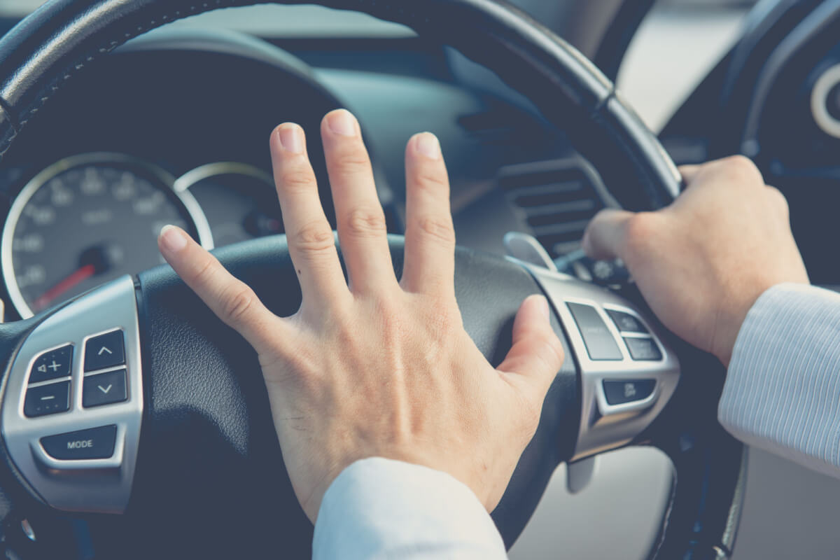 Accidente automovilístico de ira en la carretera